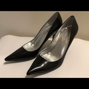 Classic black Guess pumps